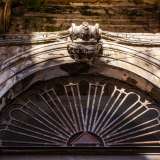 A rendere per� unico il palazzo � un singolare elemento in ferro, ormai arrugginito, che sovrasta la lunetta dell�ingresso. Un triangolo con all�interno il cosiddetto Occhio �di Gadu� o �della Provvidenza�